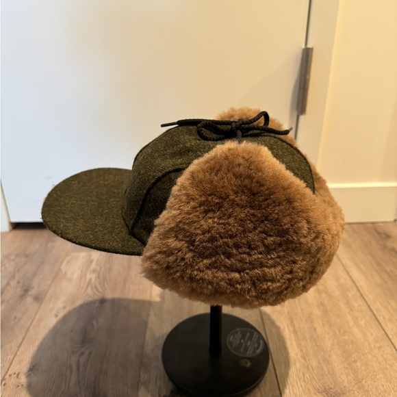 Filson Quilted Black Cap with Brown Fur Lining - Picture 4 of 10